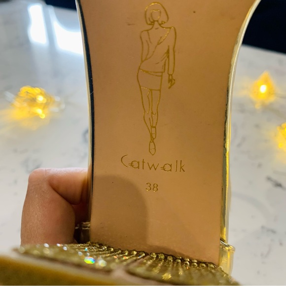 ✨ CATWALK Shimmery Golden Heels 👠 - Picture 10 of 11
